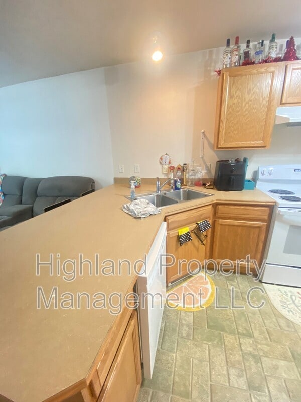 Photo - 1055 NE B St