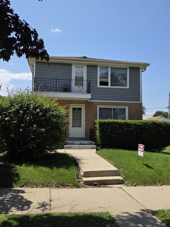 Photo - 453 S 72nd St Apartments Unit upper