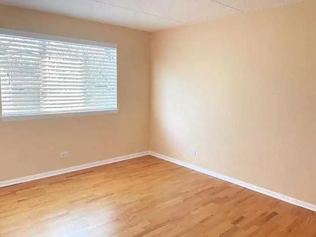 Photo - 5S070 Pebblewood Ln Unidad F5