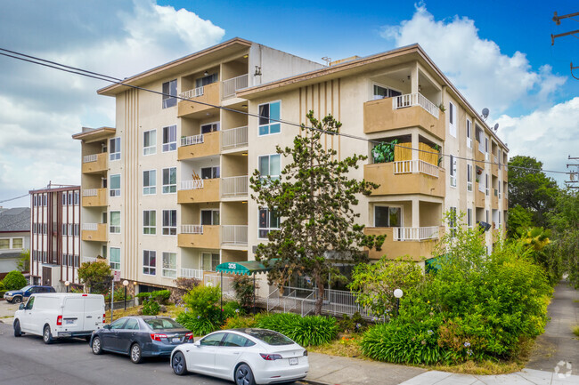 Building Photo - Fountainbleau Apartments