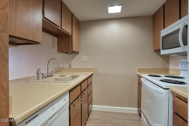 Photo - 3033 E Devonshire Ave Unidad 3032