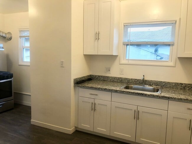 Building Photo - Remodeled top floor 1 Bd with hardwood flooring and spacious modern kitchen! Unit C