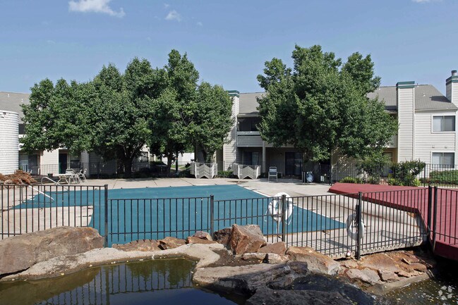 Pool - Cedar Lake Apartments