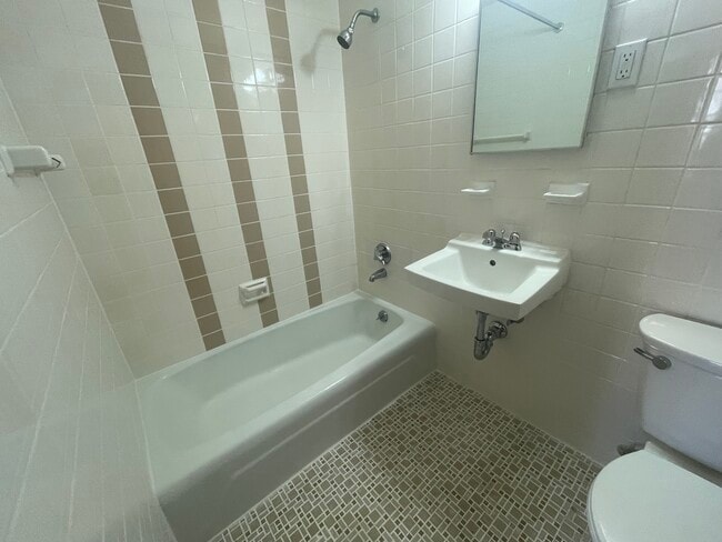 Building Photo - 173 Beacon St Unit 1 Rental