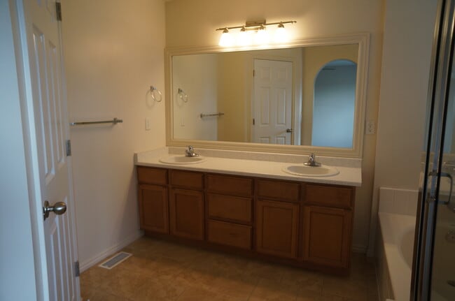 Photo - 944 Longleaf Dr