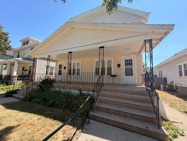 Updated 3-Bedroom Home in the Midtown Area – Heat & Water Included! - Updated 3-Bedroom Home in the Midtown Area – Heat & Water Included!