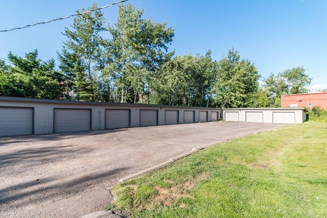 Photo - Available September! - 1 Bed 1 Bath Apartment Unit 17