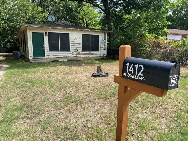 Photo - 1412 Oakwood Dr