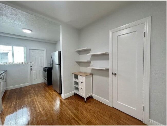 Building Photo - 7315 Carlyle Ave Unit 10