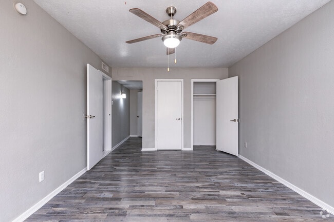 Primary Bedroom – 2BR, 1BA (965 SF) Primary bedroom with ceiling fan and large closet - Vista Montana