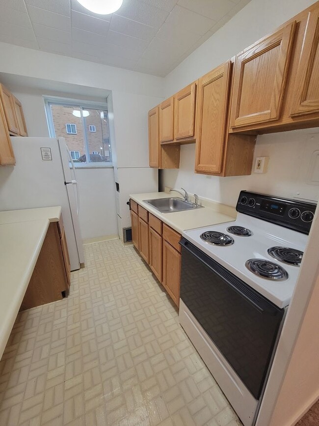 Photo - Carol Shamrock Apartments