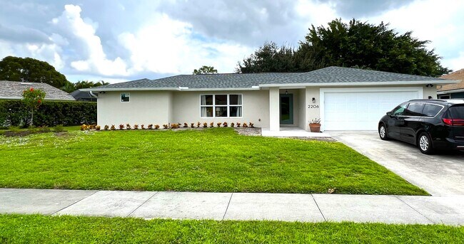 Front of house - New roof, paint & landscaping - 2206 Kings Lake Blvd House