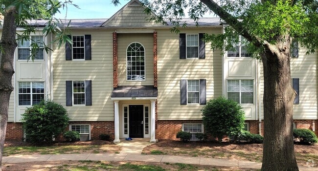 Building Photo - Conveniently Located Three Bedroom Condo