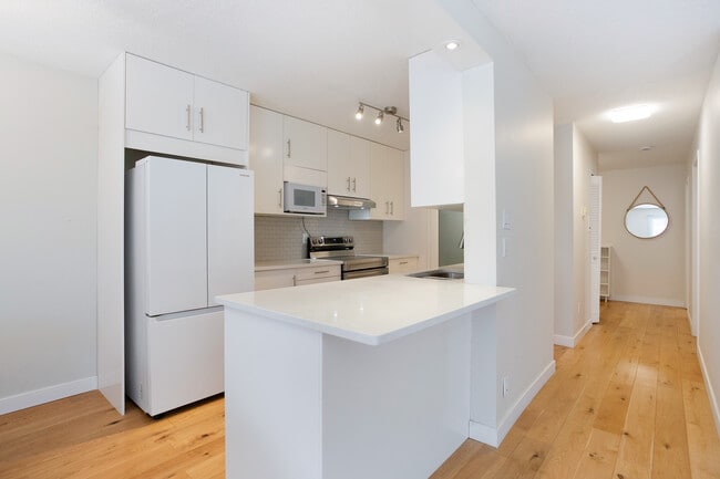 Kitchen - 1033 15 Av SW Unit 204