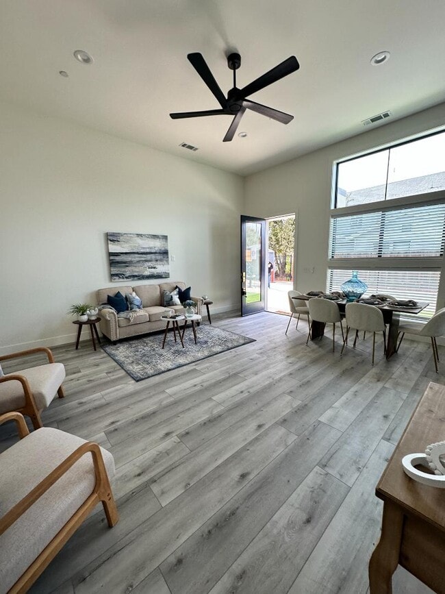 Photo - 309 W Roseburg Ave