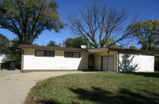 Building Photo - Big 3BR, 1BTH home with garage with much updated! Very nice!