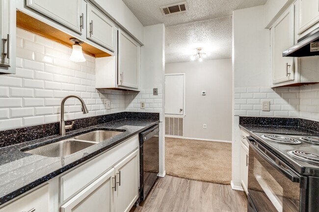 Building Photo - 9696 Walnut St Rental