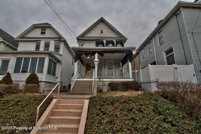 Building Photo - 1521 Pine St Rental