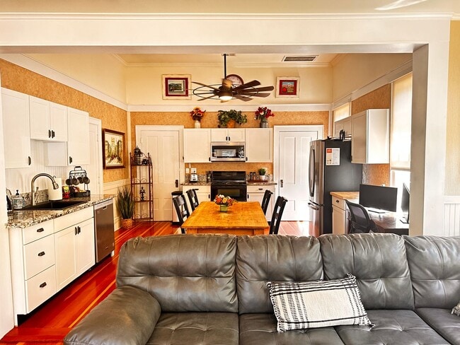 Photo - 160 W C St
