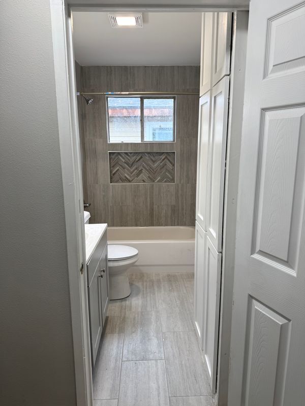 Photo - 555 W Johnson St