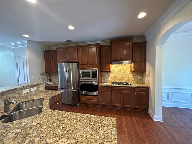 Cocina con cocina a gas/electrodomésticos de acero inoxidable - 2786 Birch Grove Ln SE