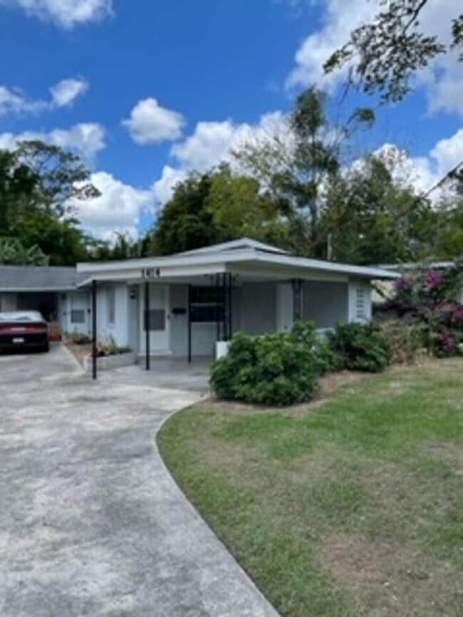 Building Photo - Beautiful 2 Bedroom/1 Bathroom Duplex Rental