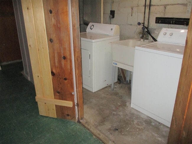 Building Photo - 4404 Mountview Rd