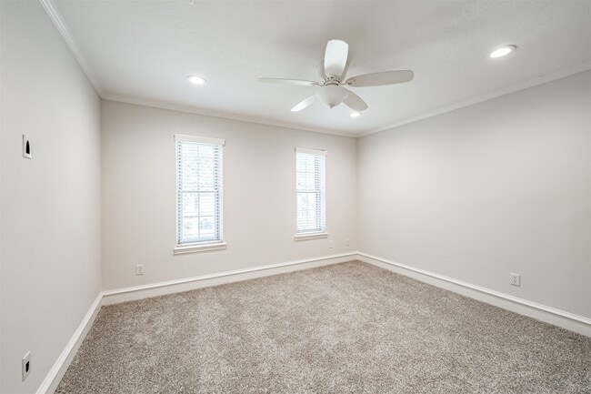 Photo - 207 Victoria Way