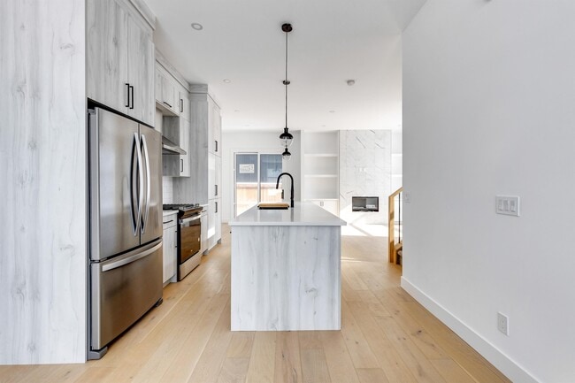 Photo - 2144-2151 51 Ave SW