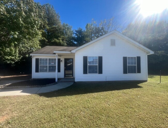 Building Photo - 3 Bedroom Home Near University Area