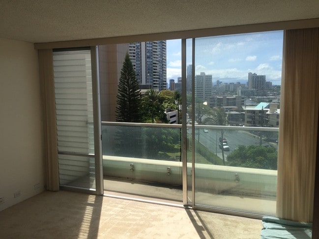 Building Photo - 555 University Ave Unit 905