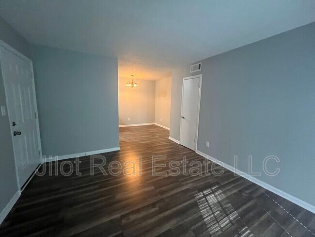 Photo - 2711 Fairlee Dr Unit A2