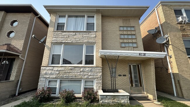 Building Photo - 6118 W Gunnison St Unit 1 Rental