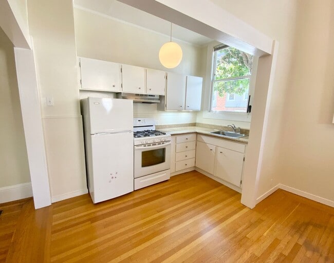 Photo - 1BR W/ Large Private Basement Space! HARDWOOD! LAUNDRY ON-SITE! Unidad 253 Corbett Ave.