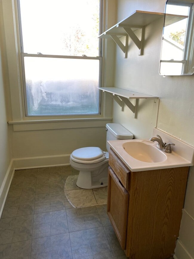 Building Photo - 1347 Center Ave Unit Lower Rear