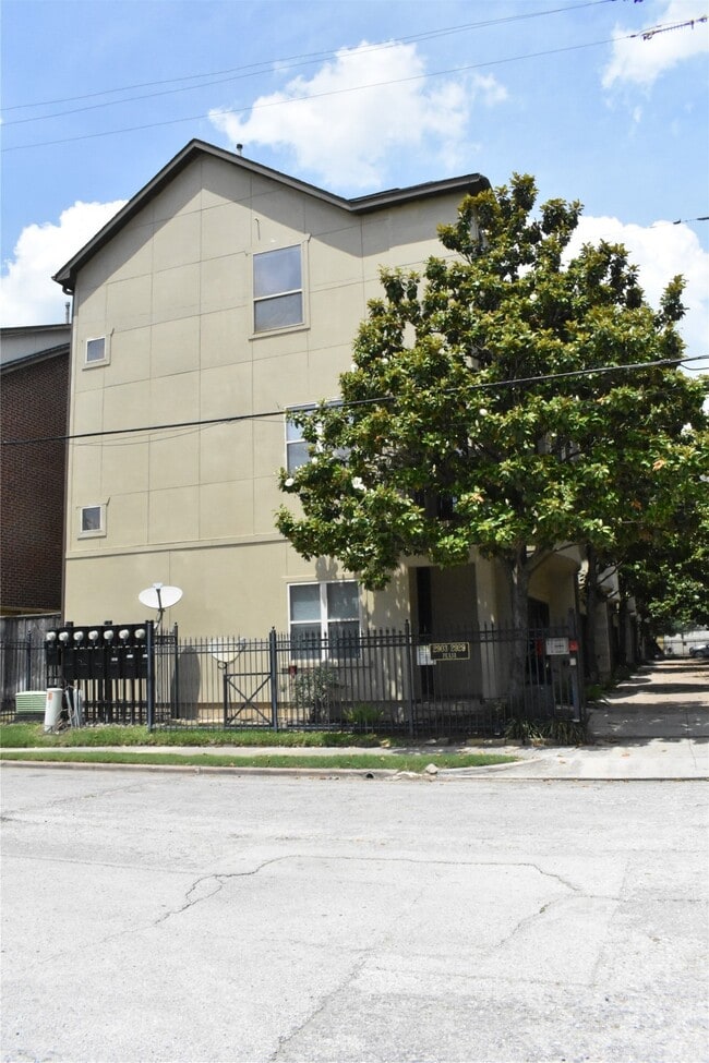Building Photo - 2919 Pease St