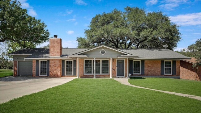 Building Photo - BEAUTIFUL SINGLE STORY HOME IN ALAMO HEIGHTS WITH POOL