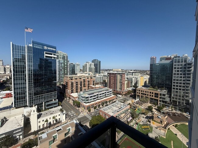 Building Photo - Upscale 2 Bed 2 Bath with Floor-to-Ceiling Windows and Stunning City Views Unit 1701