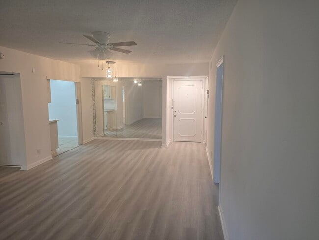Building Photo - 959 SE 2nd Ave Unit 204