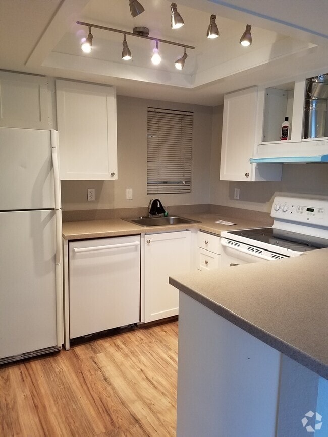 Building Photo - Ready for move in! Top Floor Condo with Fi...