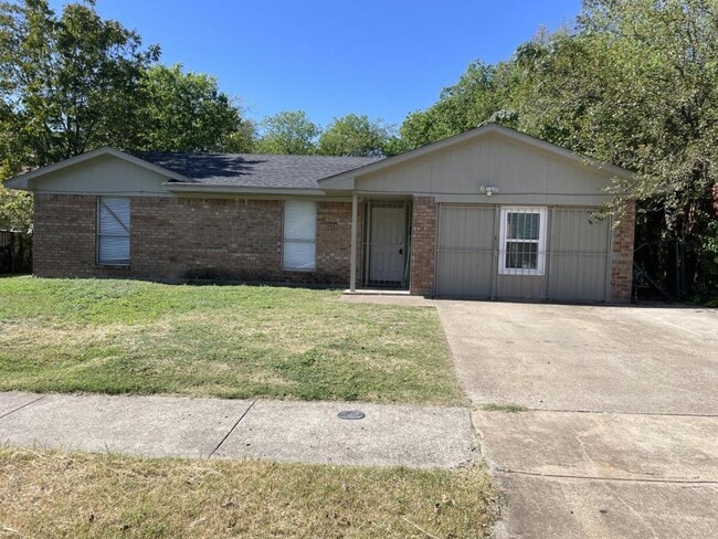 Building Photo - 2723 Kellogg Ave