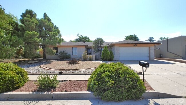 Building Photo - Spacious 3 Bedroom 2 Bathroom Home in the ...