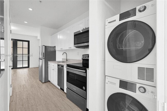 Building Photo - 4100 SW 64th Ave Unit 211