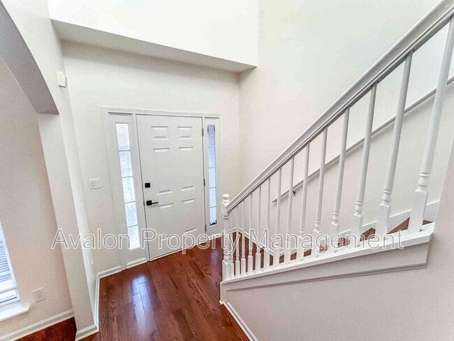 Photo - 2027 Oakbluff Way SW