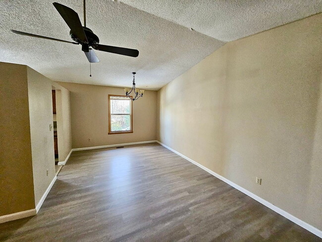 Photo - "Stunning 4-Bed, 3-Bath Family Retreat in Colorado Springs!"