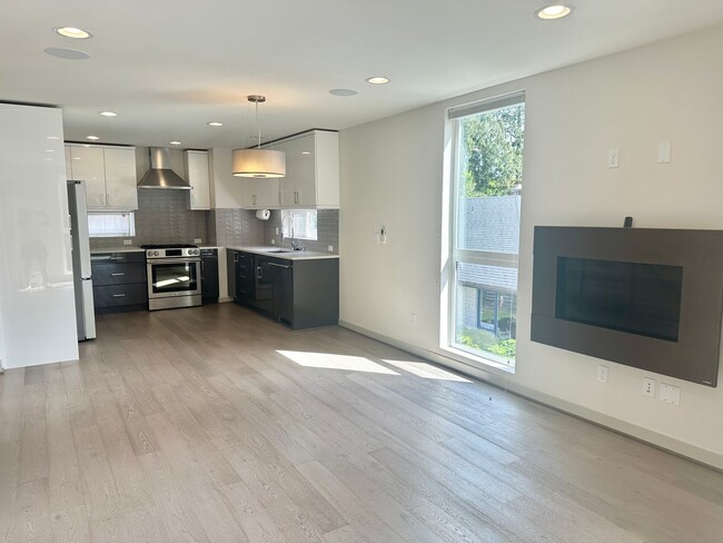 Photo - Modern 3-bed, 2.5-bath Townhome in Wedgwood.