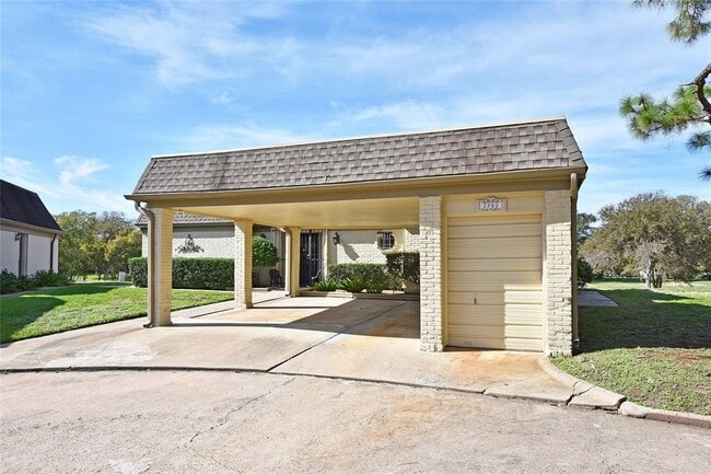 Building Photo - 2802 S Doral Dr Rental