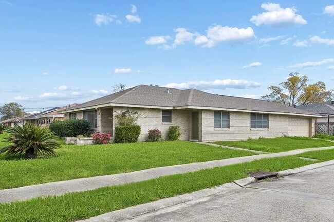 Photo - 2486 Hyman Pl