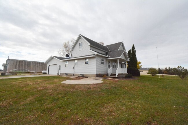Building Photo - Spacious 4-Bedroom Country Home — All Util...