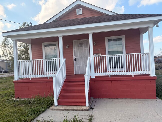 Building Photo - Charming Single